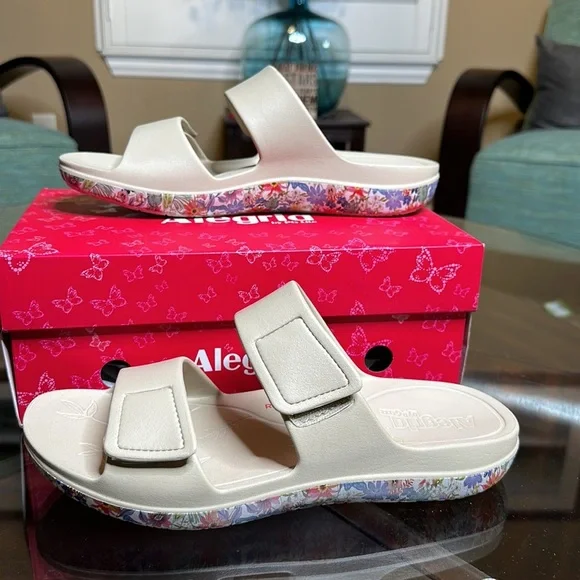 Algeria Orbyt Miami Beach Sandal‎ Tan in color w/ floral bottom Sz 10.5- 11 NEW - Picture 4 of 10